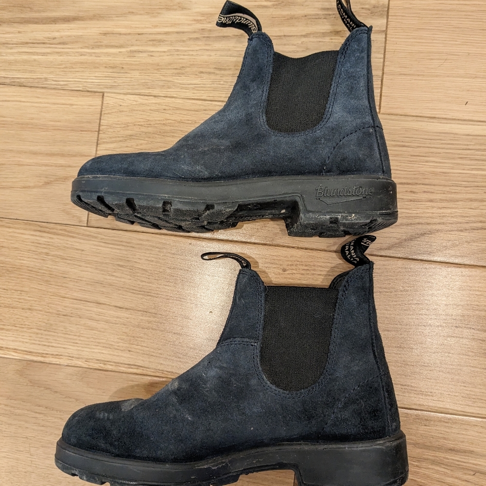 Navy suede blundstone boots, size 6 (3.5 aus)